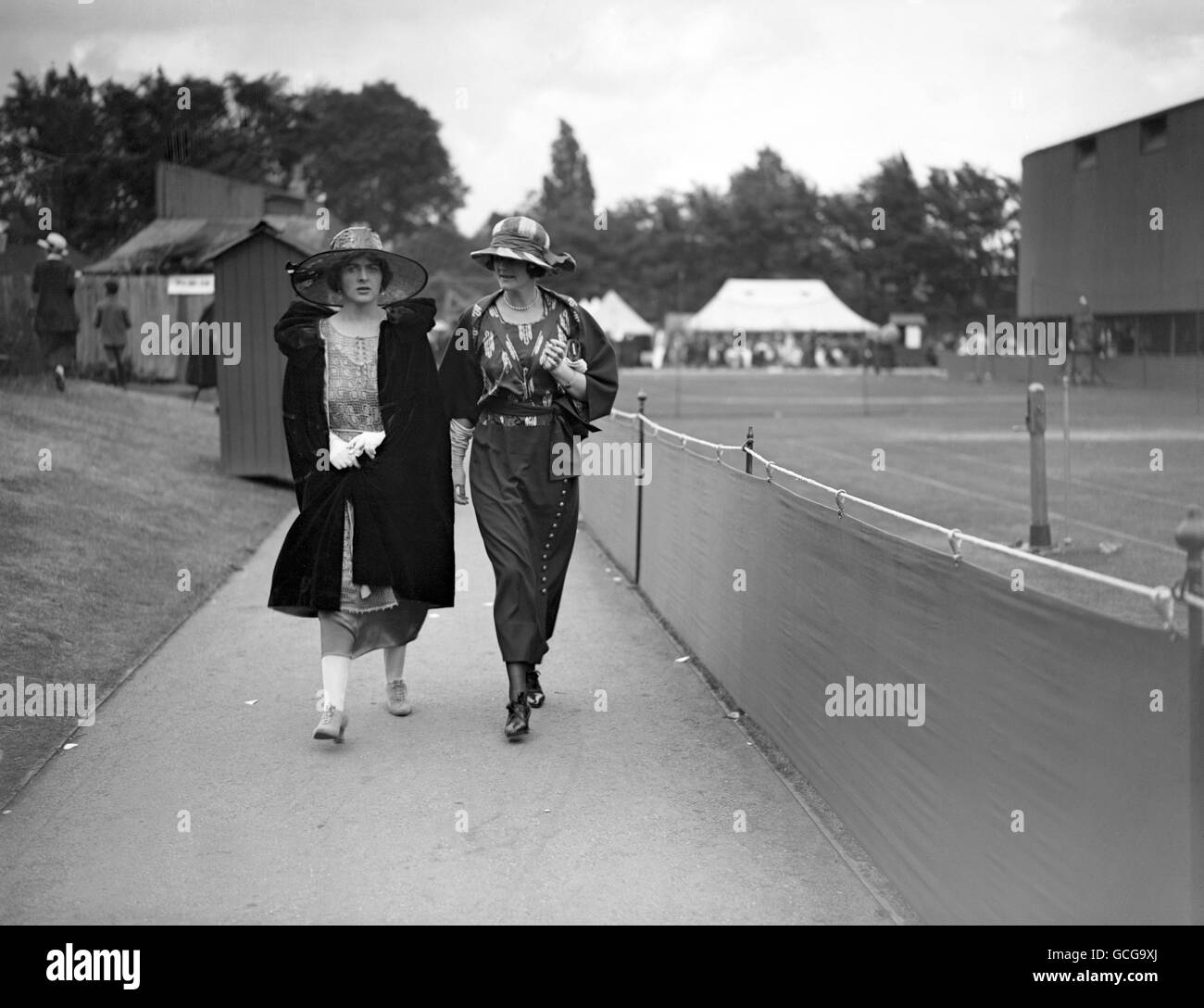 (G-D) Clementine Churchill, l'épouse de Winston Churchill, avec Lady Birkenhead aux championnats de pelouse de Wimbledon. Banque D'Images