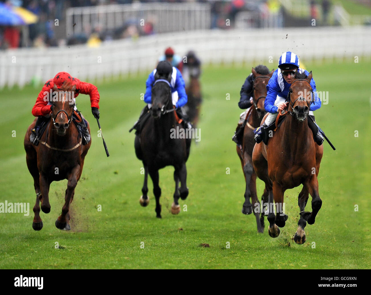 Alrama, monté par Richard Hills (à droite), remporte le handicap Bentley Motors lors du festival totesport Cup Day de mai à l'hippodrome de Chester. Banque D'Images