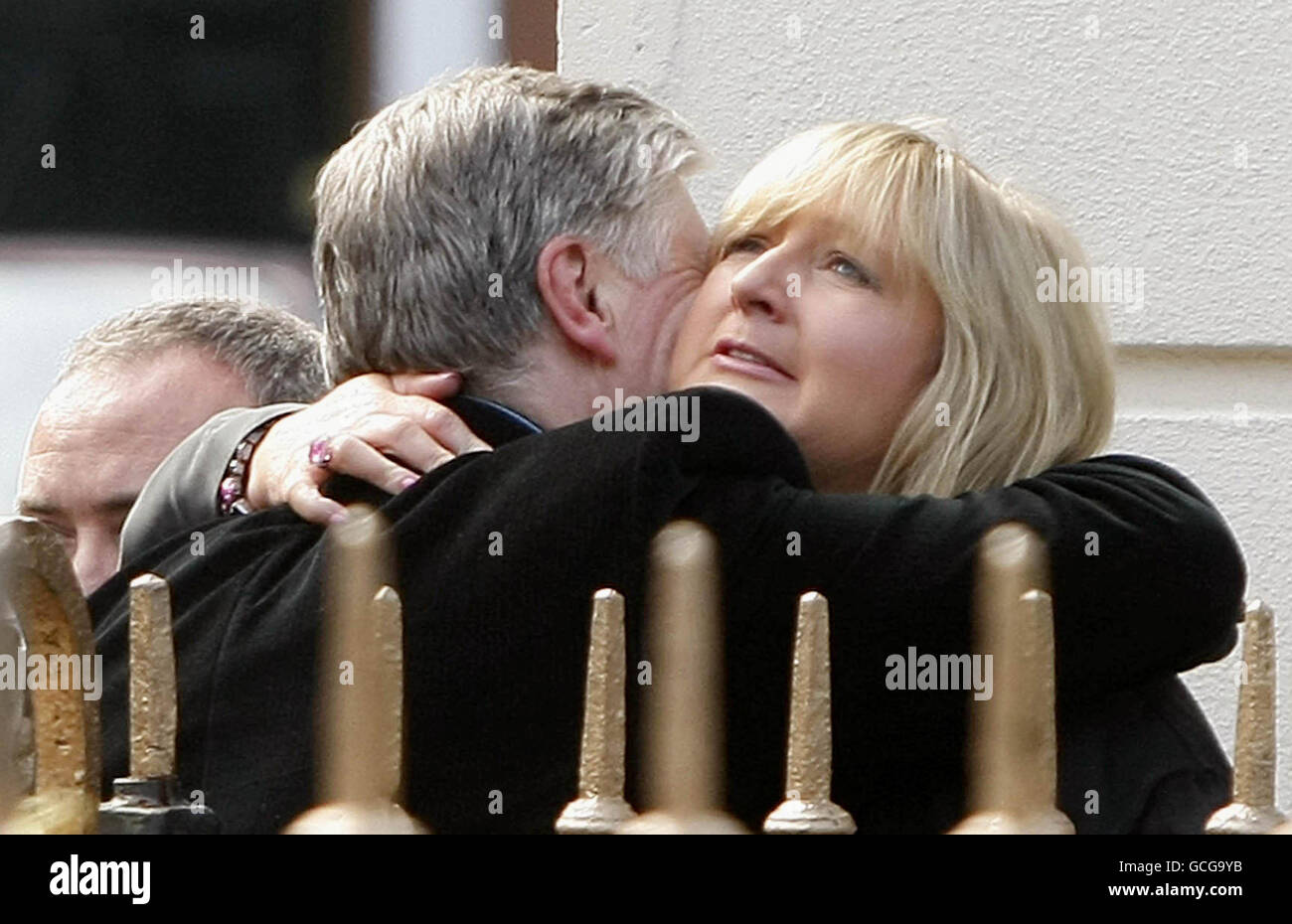 Pat Kenny (à gauche) prend la direction d'une femme non identifiée à l'extérieur de la maison familiale de Gerry Ryan, dans la banlieue nord de Dublin, à Clontarf, où un réveil pour l'ancien diffuseur irlandais a lieu ce soir. Banque D'Images