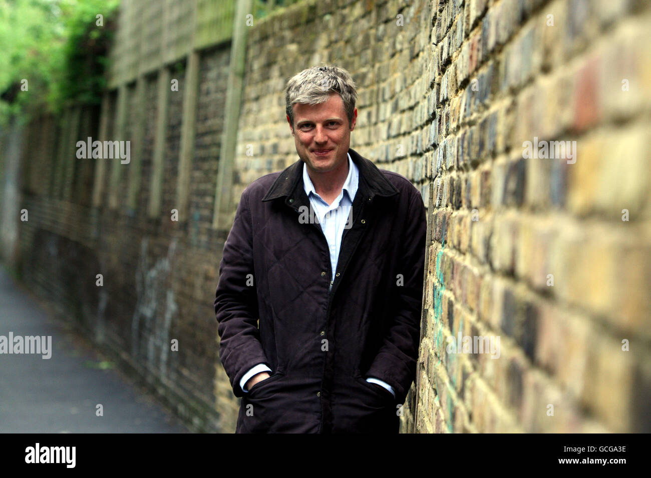 Zac Goldsmith devant la gare de Barnes Bridge dans le sud-ouest de Londres, en prévision des élections générales de demain. Banque D'Images