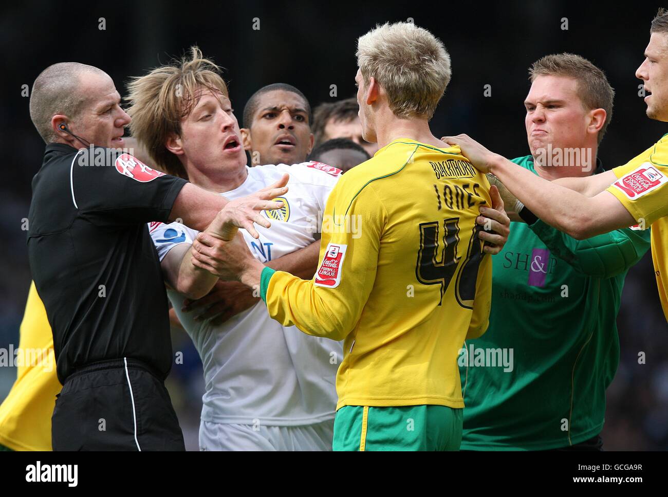 Luciano Becchio, de Leeds United (au centre), affronte Daniel Jones, de Bristol Rovers Une fois que la contrainte d'équipe Max Gradel s'est formée, une carte rouge s'affiche Banque D'Images