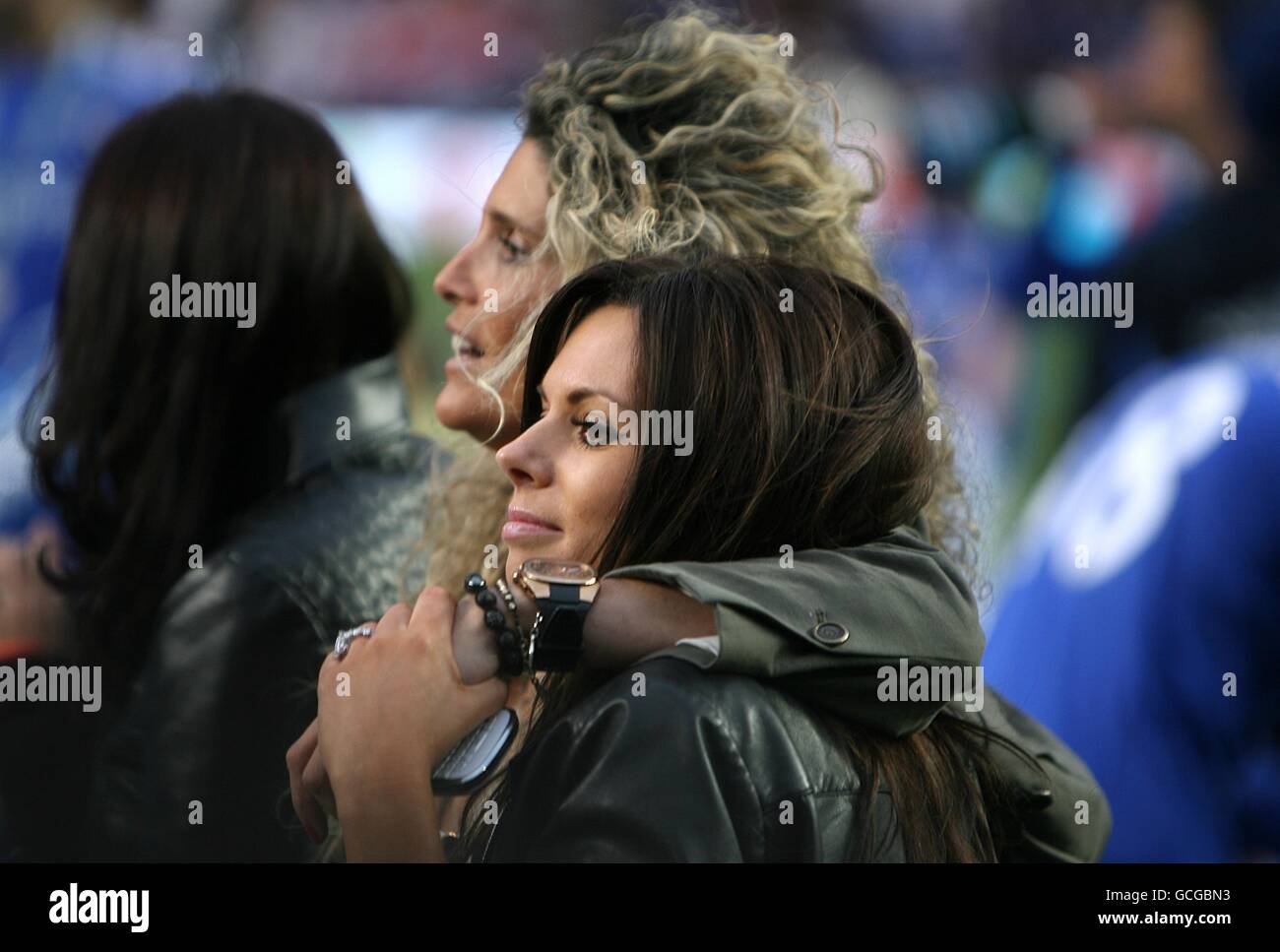 Soccer - Barclays Premier League - Chelsea / Wigan Athletic - Stamford Bridge.L'épouse de Jon Terry Toni Poole sur le terrain après le coup de sifflet final. Banque D'Images