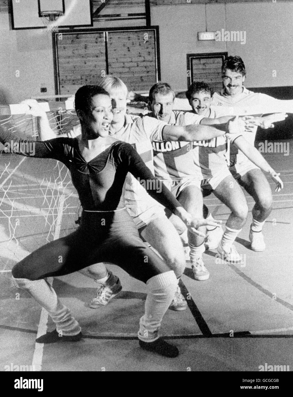 Les joueurs de football de Coventry City avec la danseuse de ballet Stella Mae, qui les met dans un exercice de haut niveau lors d'une classe de danse contemporaine pour le blues du ciel dans une salle de sport à Ryton-on-Dunsmore, Coventry. Coventry joueurs de gauche à droite : Brian Roberts, Steve Hunt, Terry Gibson et Sam Allardyce. Banque D'Images