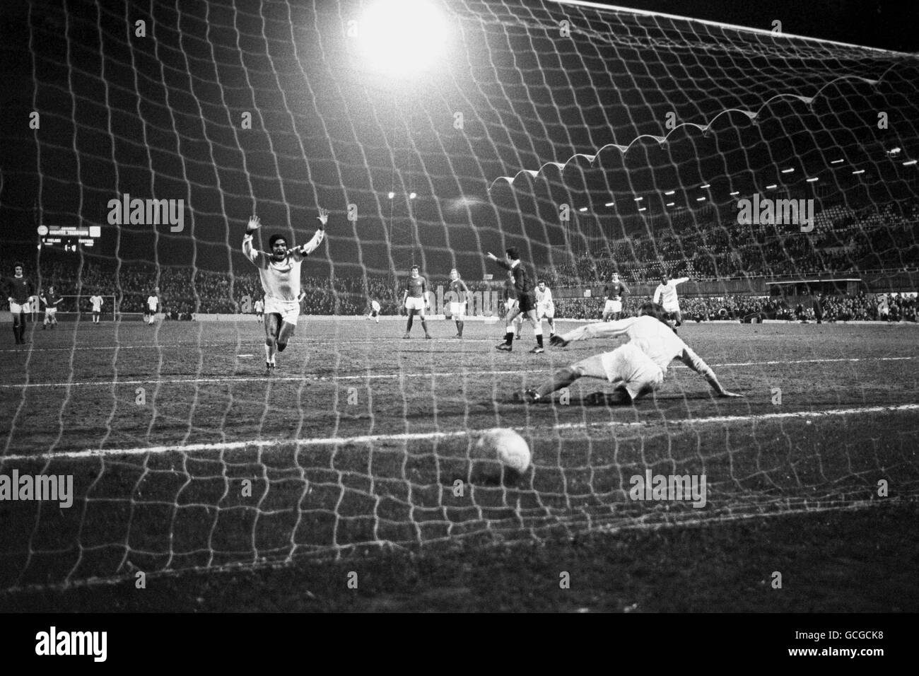 Football - qualification de coupe du monde - Groupe six - Irlande du Nord / Portugal - Highfield Road, Coventry.Le gardien de but de l'Irlande du Nord Pat Jennings plonge dans le mauvais sens alors que Eusebio du Portugal égalise cinq minutes à partir du temps de la zone de pénalité. Banque D'Images