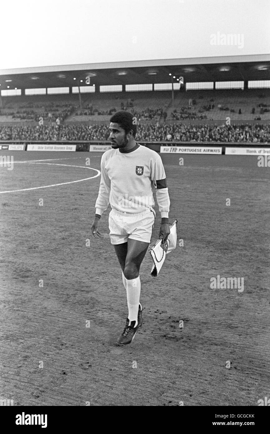 Portugal Capitaine Eusebio sur le terrain avec un pennant avant de se lancer contre l'Irlande du Nord au stade Highfield Road de Coventry City. Le jeu a été déplacé de l'Irlande du Nord en raison des problèmes. Le jeu termine 1-1 avec des buts de Martin O'Neill et Eusebio. Banque D'Images