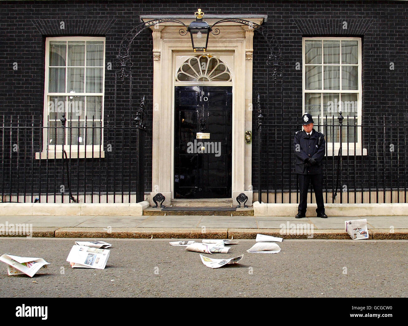 AUTRE RÉCOLTE les pages d'un journal sont soufflées par le vent à l'extérieur du No 10 Downing Street à Londres, le premier jour d'un nouveau gouvernement de coalition après des semaines de spéculation médiatique. Banque D'Images