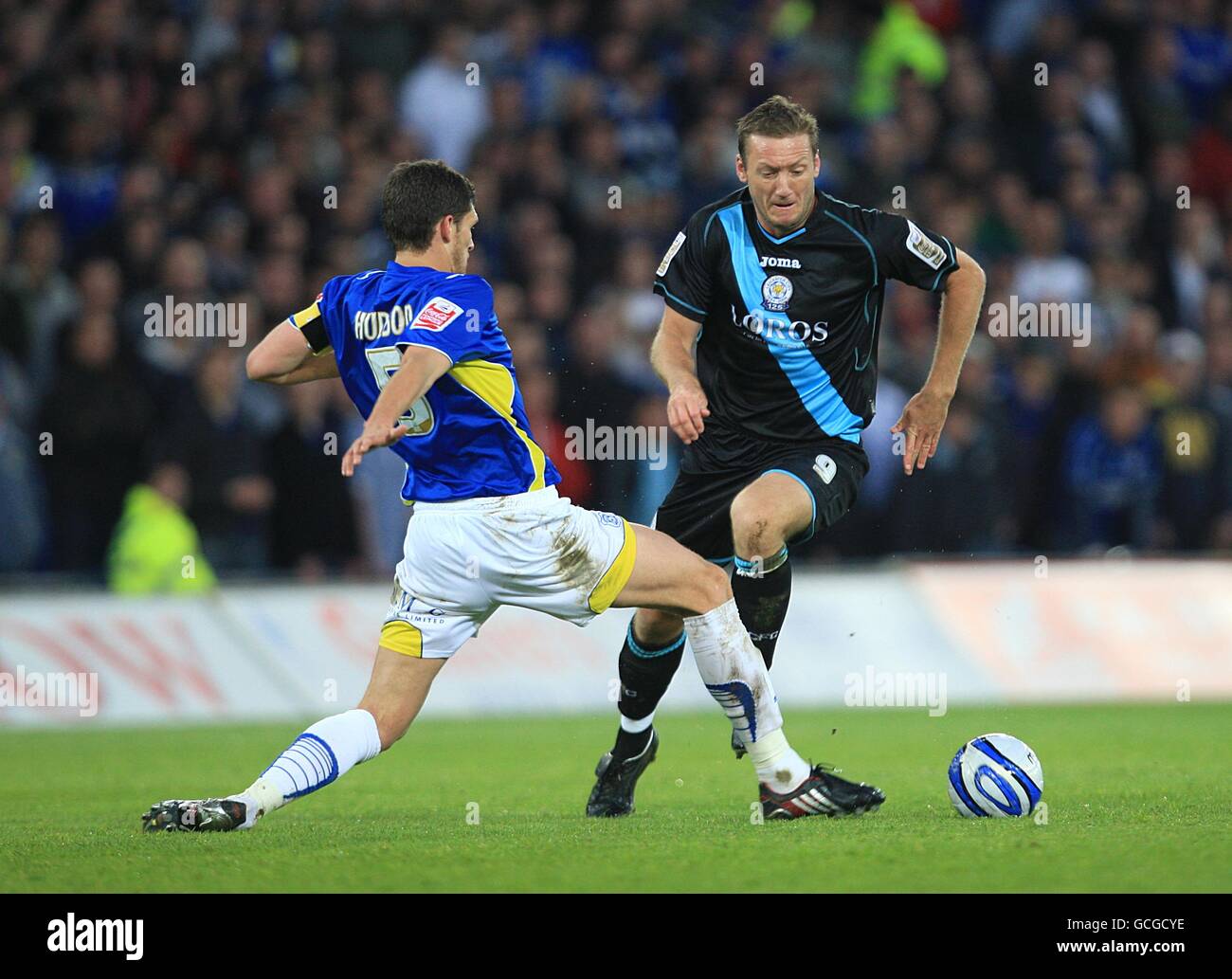 Football - Championnat de football de Coca-Cola - demi-finale de jeu - deuxième étape - Cardiff City / Leicester City - Cardiff ....Mark Hudson (à gauche) de Cardiff s'attaque à Steve Howard (à droite) de Leicester City. Banque D'Images