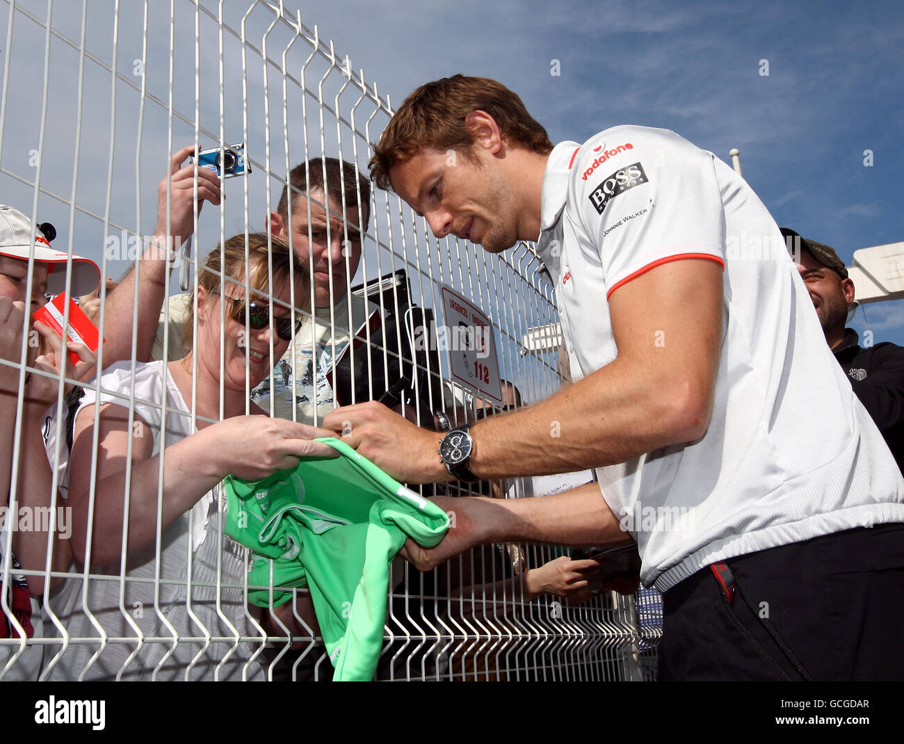 Jenson Button signe des autographes pour les fans lors de la journée de paddock au circuit de Monaco, Monte Carlo. Banque D'Images