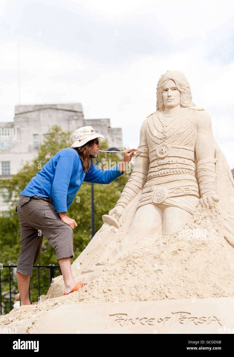 Le sculpteur de sable britannique Paul Hoggard à Hyde Park, Londres ajoute une touche finale à une sculpture de sable de 12 pieds du Prince de Perse avant la sortie du jeu vidéo Prince de Perse: The Forgotten Sands, qui sort sur tous les formats au Royaume-Uni le vendredi 21 mai. Banque D'Images