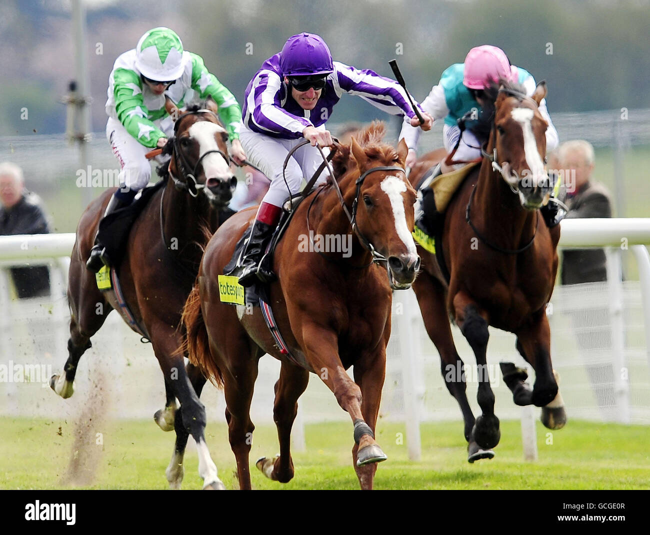 Cape Blanco et Johnny Murtagh (au centre) remportent les enjeux du totesport Dante au cours du deuxième jour du Dante Festival à l'hippodrome de York. Banque D'Images