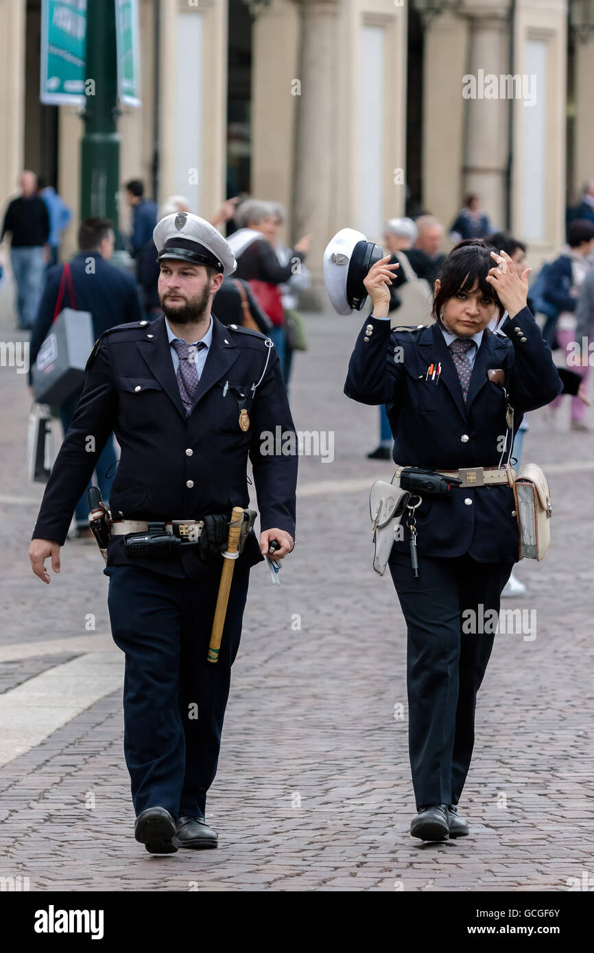 Deux flics patrouiller dans une rue de Turin, Italie Banque D'Images