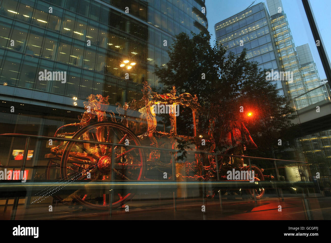 Le Lord Mayor of London's State Coach est fier de sa place dans les nouvelles galeries modernes à la façade de verre du Museum of London, au cœur de la capitale. Banque D'Images