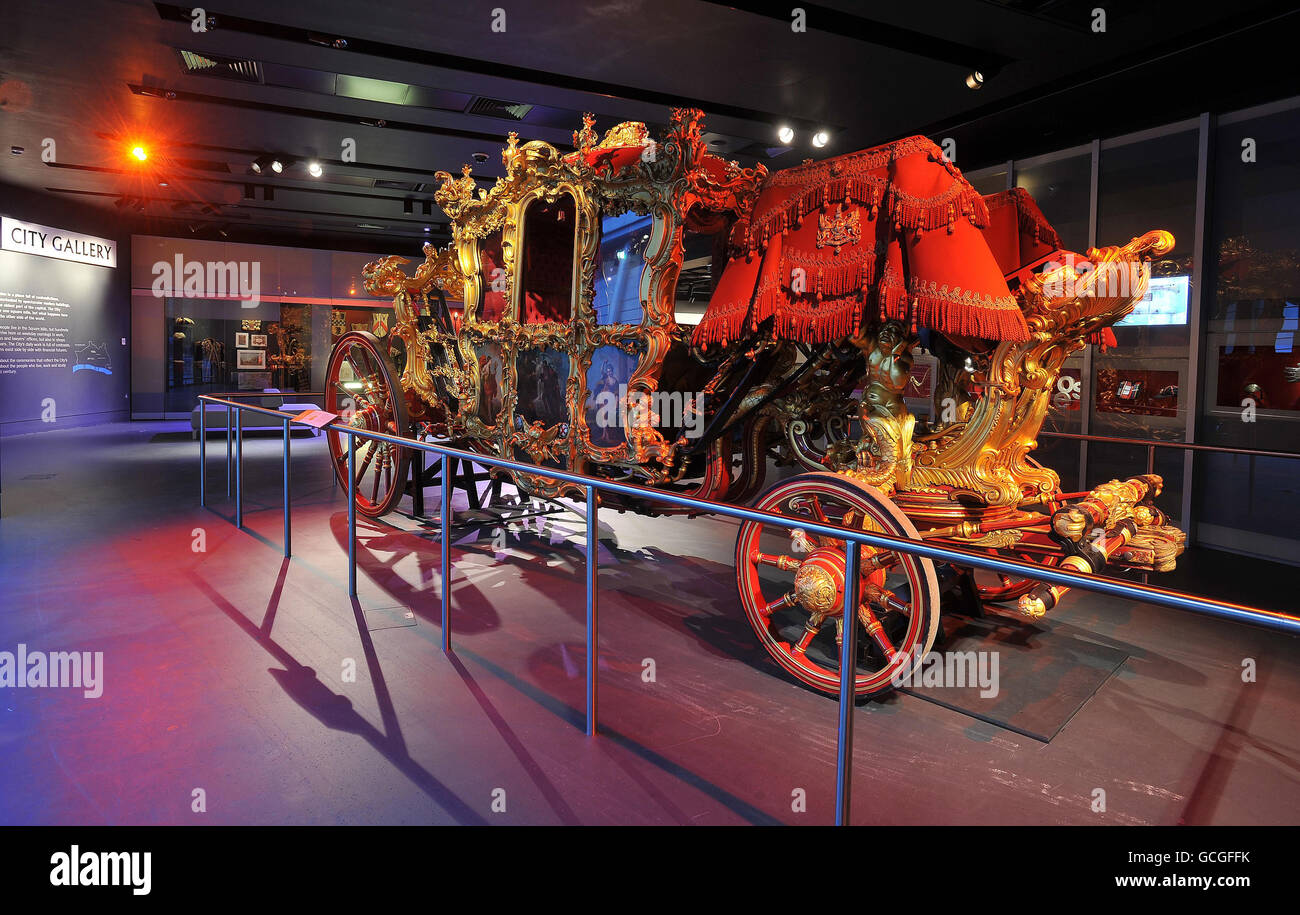 Le Lord Mayor of London's State Coach est fier de sa place dans les nouvelles galeries modernes à la façade de verre du Museum of London, au cœur de la capitale. Banque D'Images