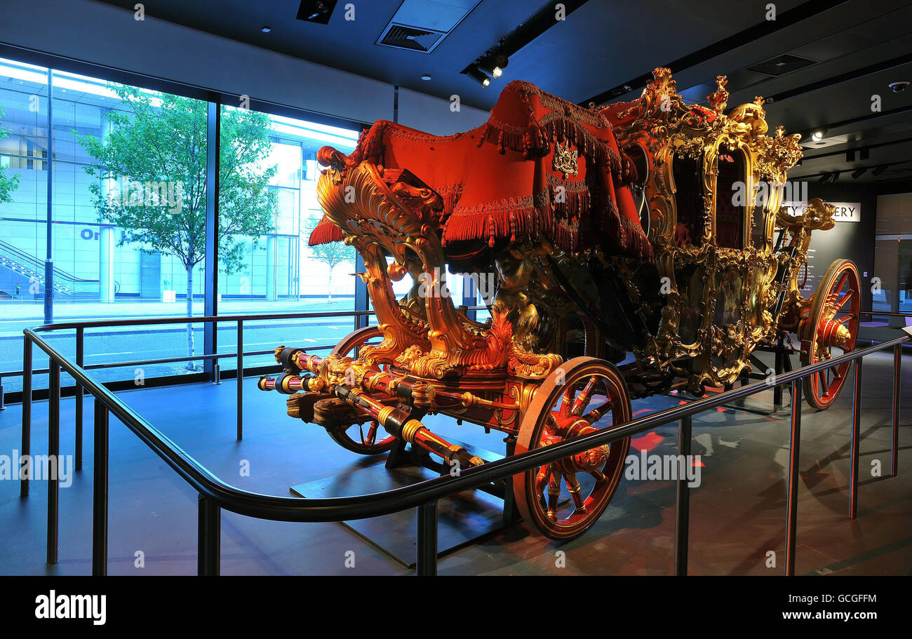 Le Lord Mayor of London's State Coach est fier de sa place dans les nouvelles galeries modernes à la façade de verre du Museum of London, au cœur de la capitale. Banque D'Images