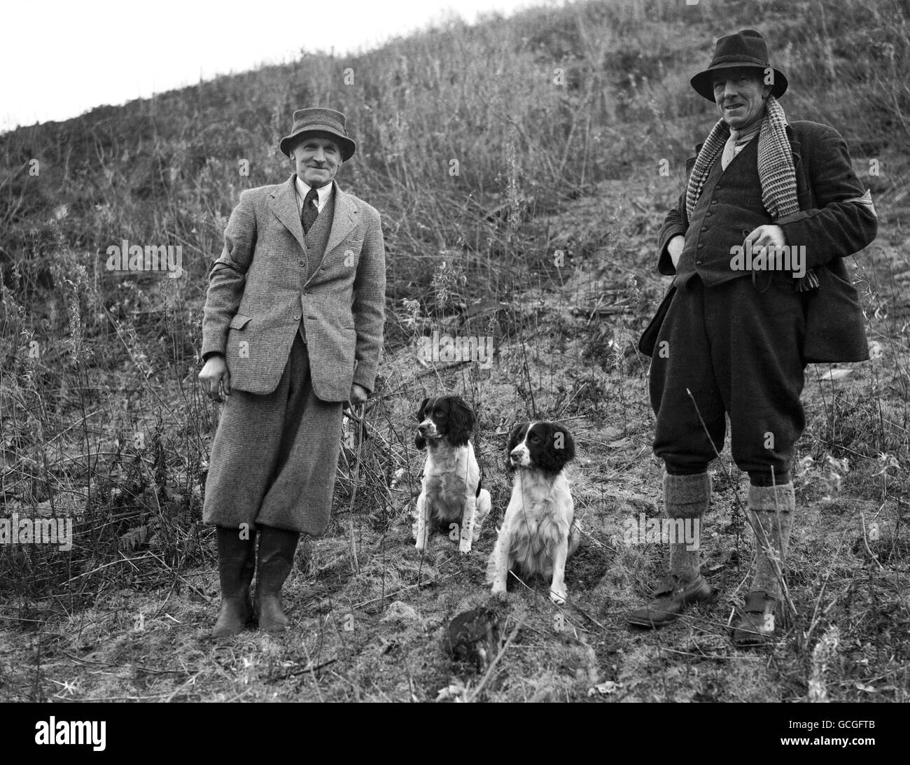 De gauche à droite : M. G. Curle avec Breckonhill Bee le gagnant des enjeux et le maître R. Goodle avec le Dr GH James Westlodge Sprig O' Fortune placé en deuxième position Banque D'Images