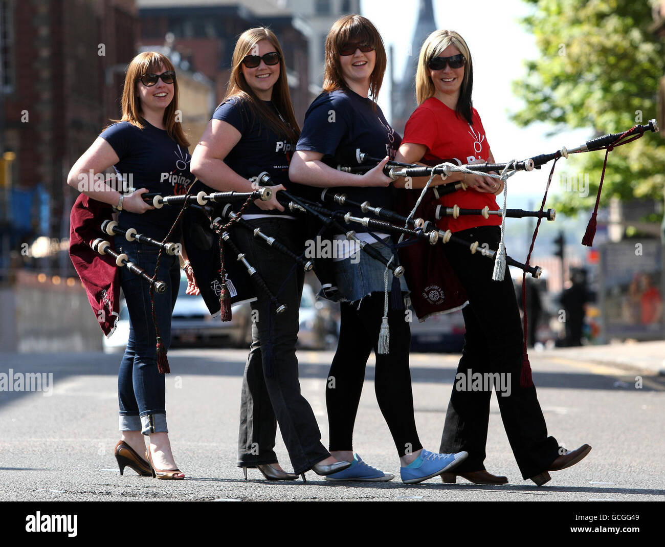 Tuyauterie en direct !Eve Muirhead (à droite), ambassadrice du Festival International de Piping de Glasgow, lance le programme de cette année au National Piping Centre de Glasgow, avec ses collègues de Piping (à gauche) Andrea Boyd, 26 ans, de la Nouvelle-Écosse, Megan Canning, 26 ans,De Californie et Emma Buchan, 20 ans, de Falkirk. Banque D'Images