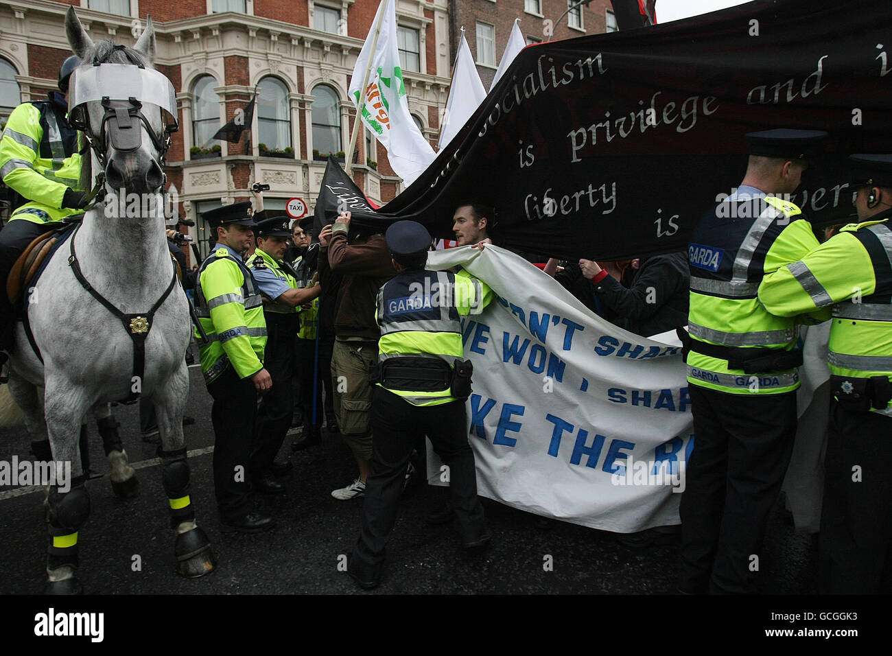 Les manifestants faisant partie du groupe "droit au travail" défilant devant la banque Anglo Irish Bank sur St.Stephens Green, Dublin. Banque D'Images