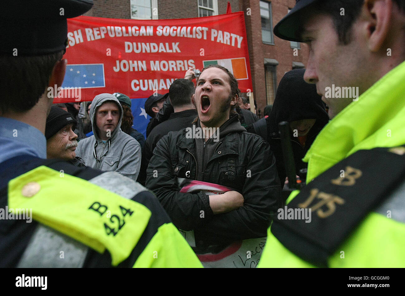 Les manifestants faisant partie du groupe "droit au travail" défilant devant la banque Anglo Irish Bank sur St.Stephens Green, Dublin. Banque D'Images