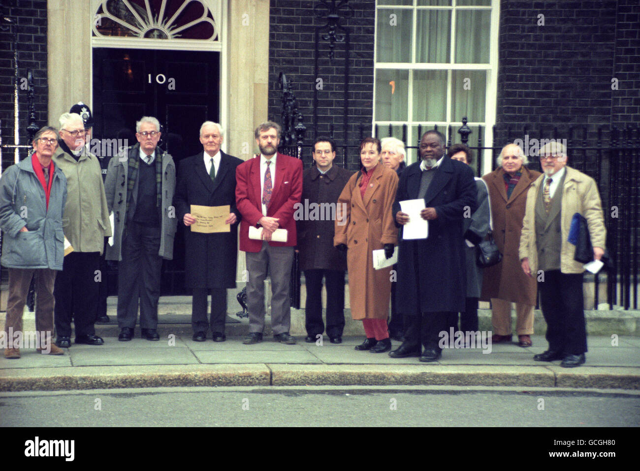 UNE DÉLÉGATION DE DÉPUTÉS (DU 3E L) TAM DALYELL, TONY BENN, JEREMY CORBYN ET (4E R) BERNIE GRANT ET D'AUTRES LIVRENT UNE LETTRE AU N° 10 DOWNING STREET POUR PROTESTER CONTRE LE SOUTIEN DU GOUVERNEMENT À UNE ACTION MILITAIRE CONTRE L'IRAK. Banque D'Images