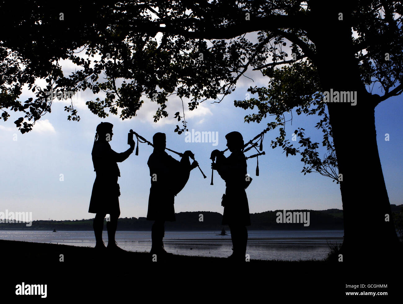 (l-r) Pipe le major Cameron Renwick, Frank Turnbull et Jordan Hope, de Hawick Pipe Band, ont un contrôle sonore à l'ombre avant de se présenter aux championnats nationaux de la Pipe Band au parc Levengrove à Dumbarton. Banque D'Images