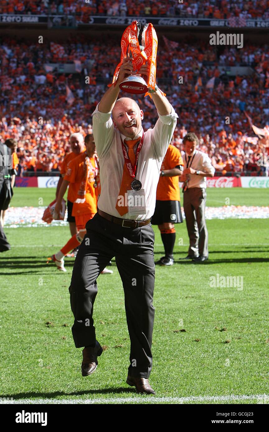 Ian Holloway, directeur de Blackpool, célèbre avec le trophée après le coup de sifflet final. Banque D'Images