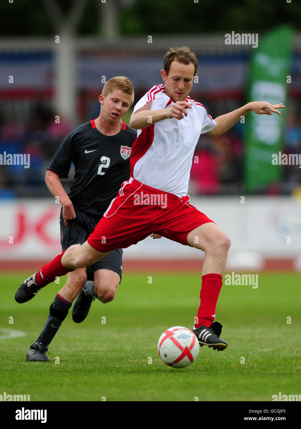 Paralympiques - coupe du monde paralympique BT 2010 - deuxième jour - Manchester.Karl Townshend (à droite), en Grande-Bretagne, s'éloigne de Nick creasey aux États-Unis pour avoir un coup de feu sur le but Banque D'Images
