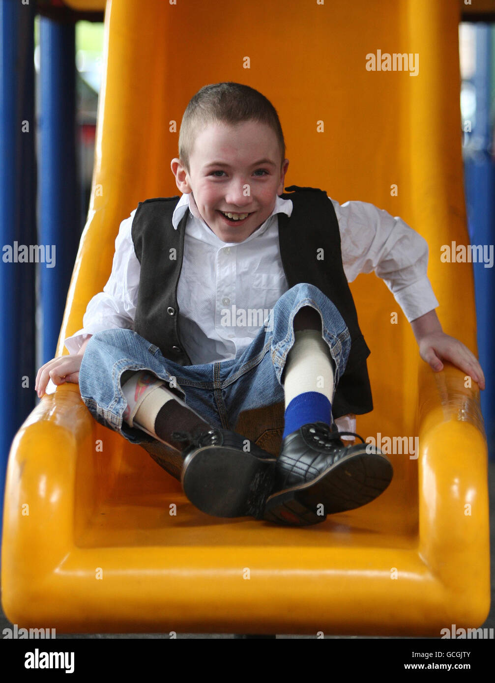 Kian Slaven, âgé de neuf ans, se prépare à quitter l'hôpital Yorkhill Childrens de Glasgow, après avoir survécu à une infection qui a mangé loin de son corps. Banque D'Images