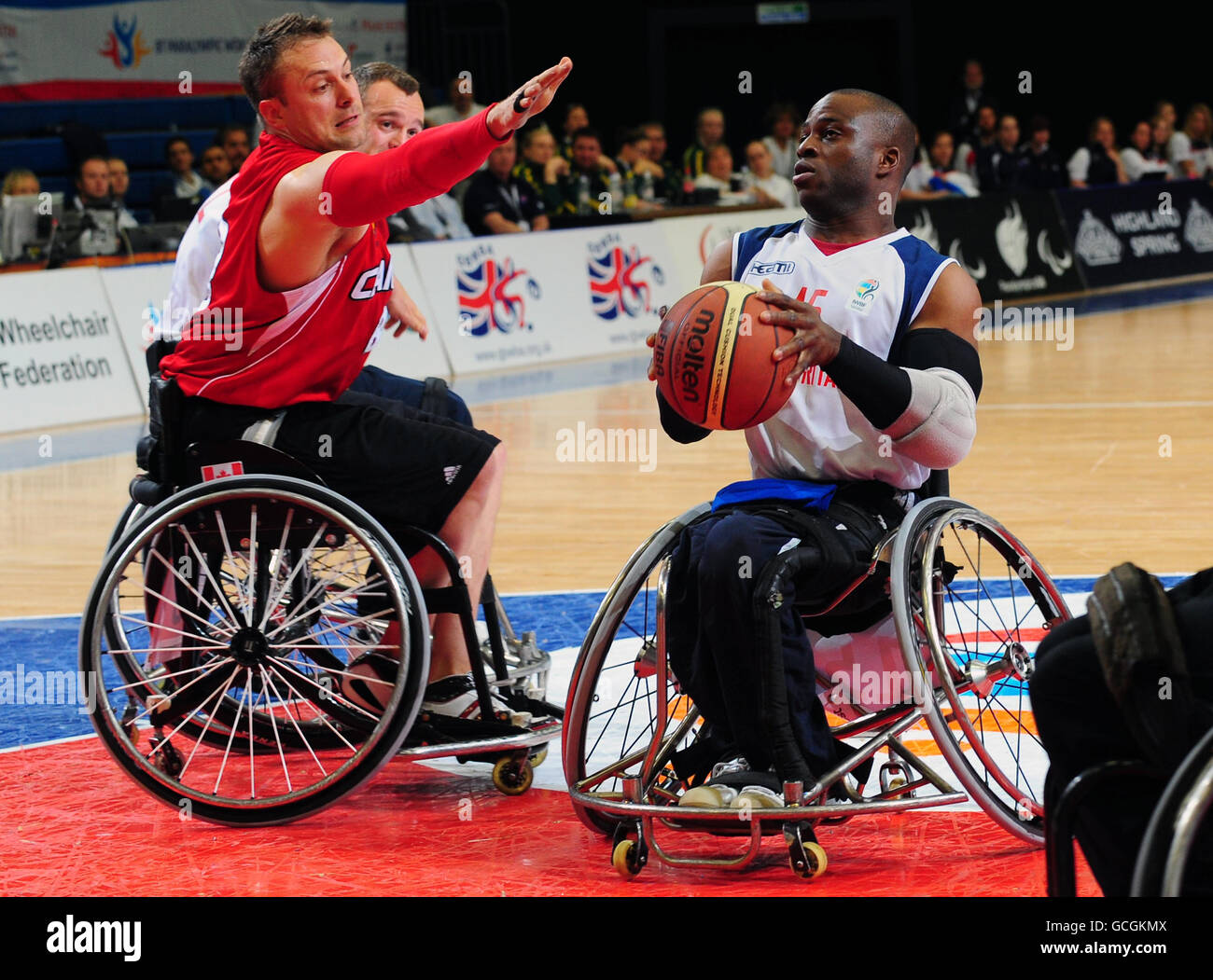 Ademola Orogbemi, de la Grande-Bretagne, et Ross MacDonald, du Canada, dans le cadre du match de basketball en fauteuil roulant lors de la coupe du monde paralympique BT à Sport City, à Manchester. Banque D'Images