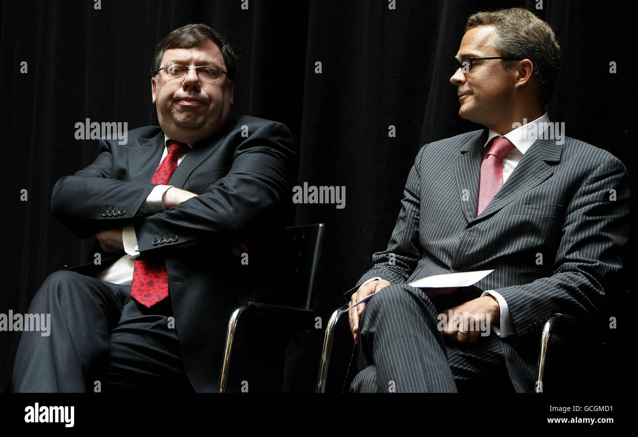 Taoiseach Brian Cowen et Matthieu Andre (à droite), co-directeur général d'AXA Global Distributors, à Dublin, alors que le géant de l'assurance a annoncé son intention de créer 200 emplois au cours des trois prochaines années en collaboration avec IDA Ireland. Banque D'Images