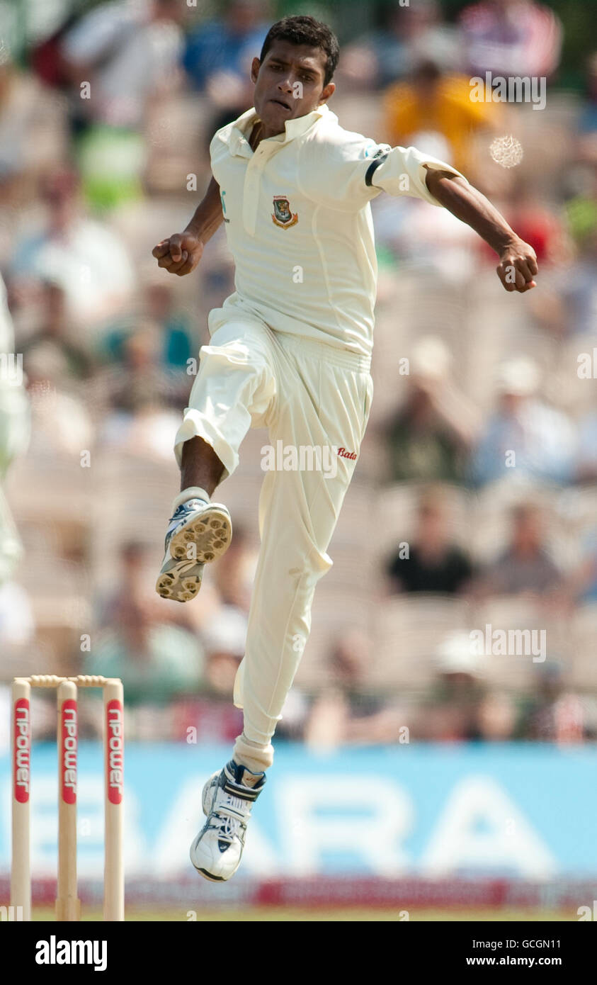 Cricket - npower second Test - Premier jour - Angleterre / Bangladesh - Old Trafford.Le Bangladesh Shafiul Islam célèbre le départ du capitaine d'Angleterre Andrew Strauss lors du deuxième test à Old Trafford, Manchester. Banque D'Images