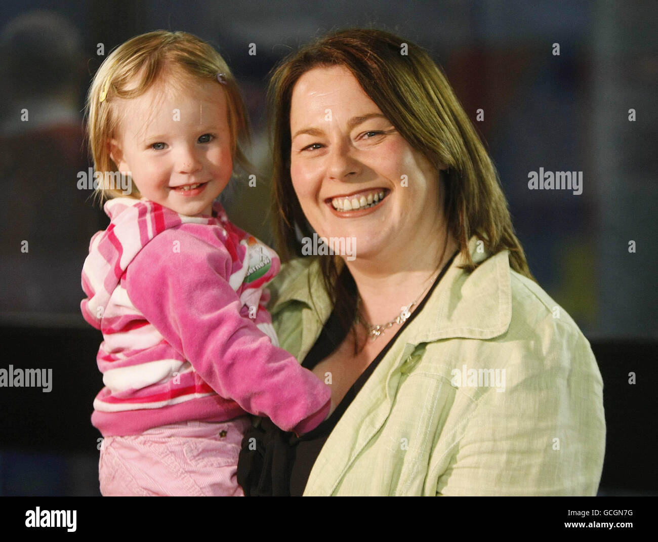 La candidate de Sinn Fein Michelle GilderNew détient sa fille de 18 mois Aiose alors qu'elle attend le résultat d'un troisième recomptage dans la circonscription de Fermanagh/Tyrone sud au complexe de loisirs d'Omagh. Banque D'Images