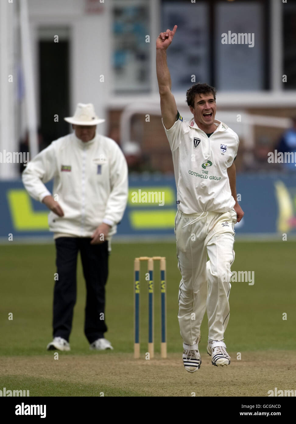 Cricket - Liverpool Victoria County Championship - Division 2 - quatrième jour - Leicestershire / Worcestershire - Grace Road.Jack Shantry, de Worcestershire (à droite), célèbre le cricket du capitaine de Leicestershire Matthew Hoggard (non représenté) Banque D'Images