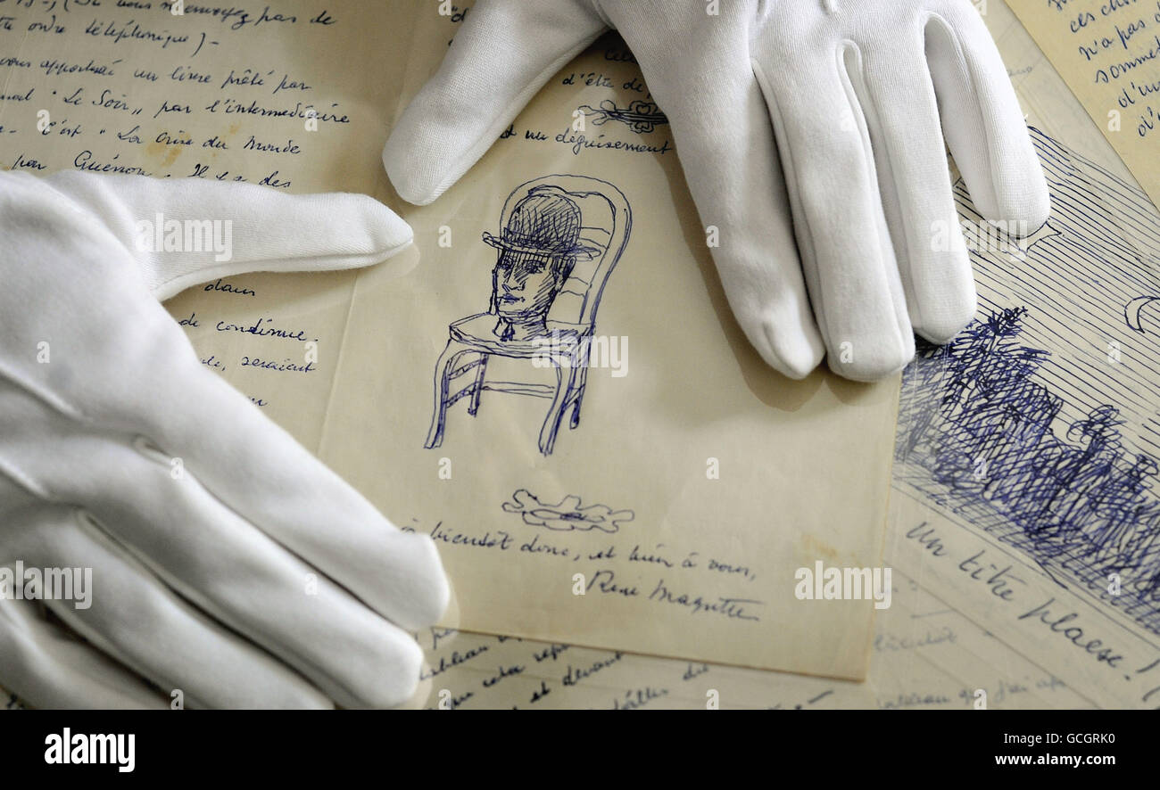 Un membre du personnel examine l'un des croquis de certaines des lettres de la collection écrites par le surréaliste René Magritte au poète Colinet que Sotheby's offre le 18 juin. Banque D'Images