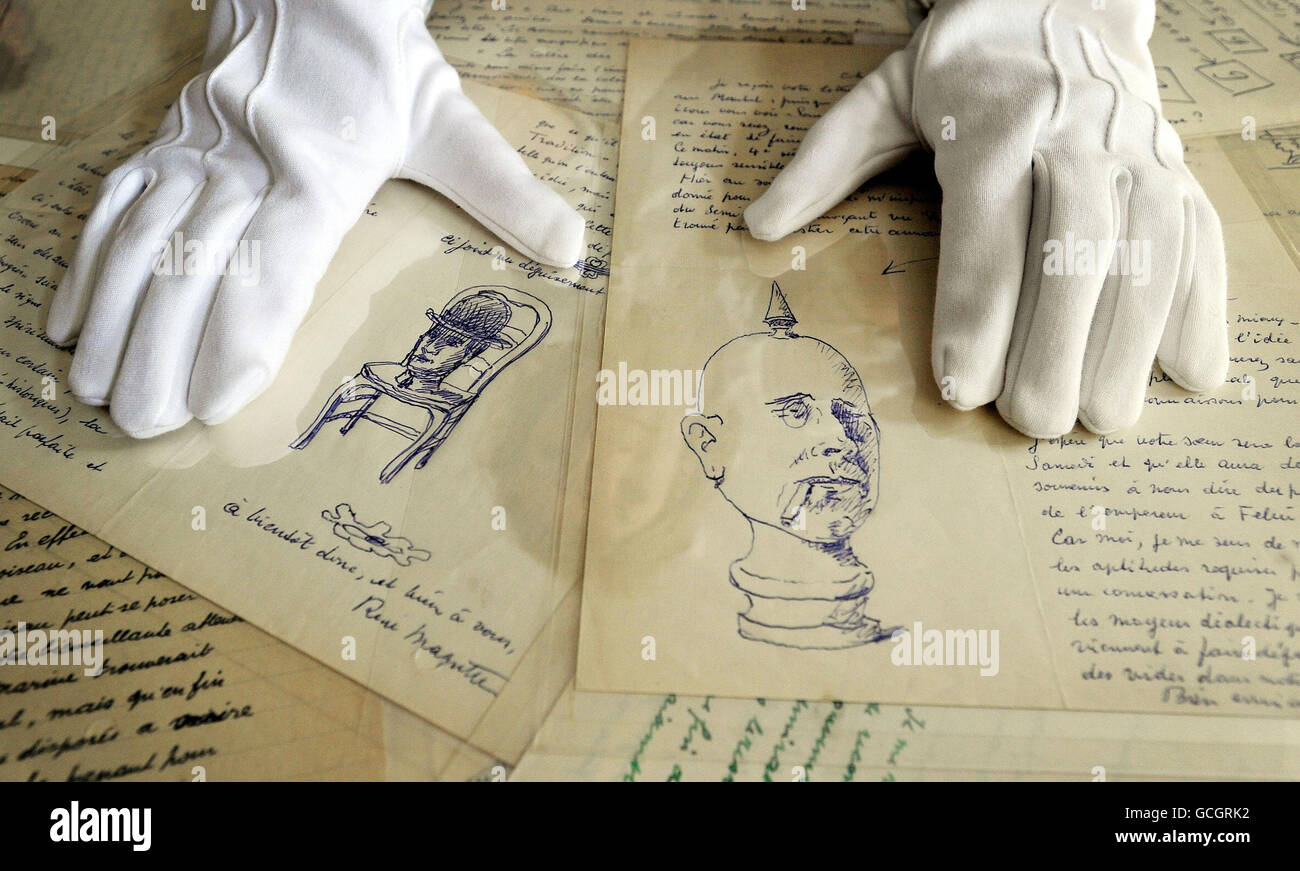 Un membre du personnel examine deux des croquis sur certaines des lettres de la collection écrites par le surréaliste René Magritte au poète Colinet que Sotheby's offre le 18 juin. Banque D'Images