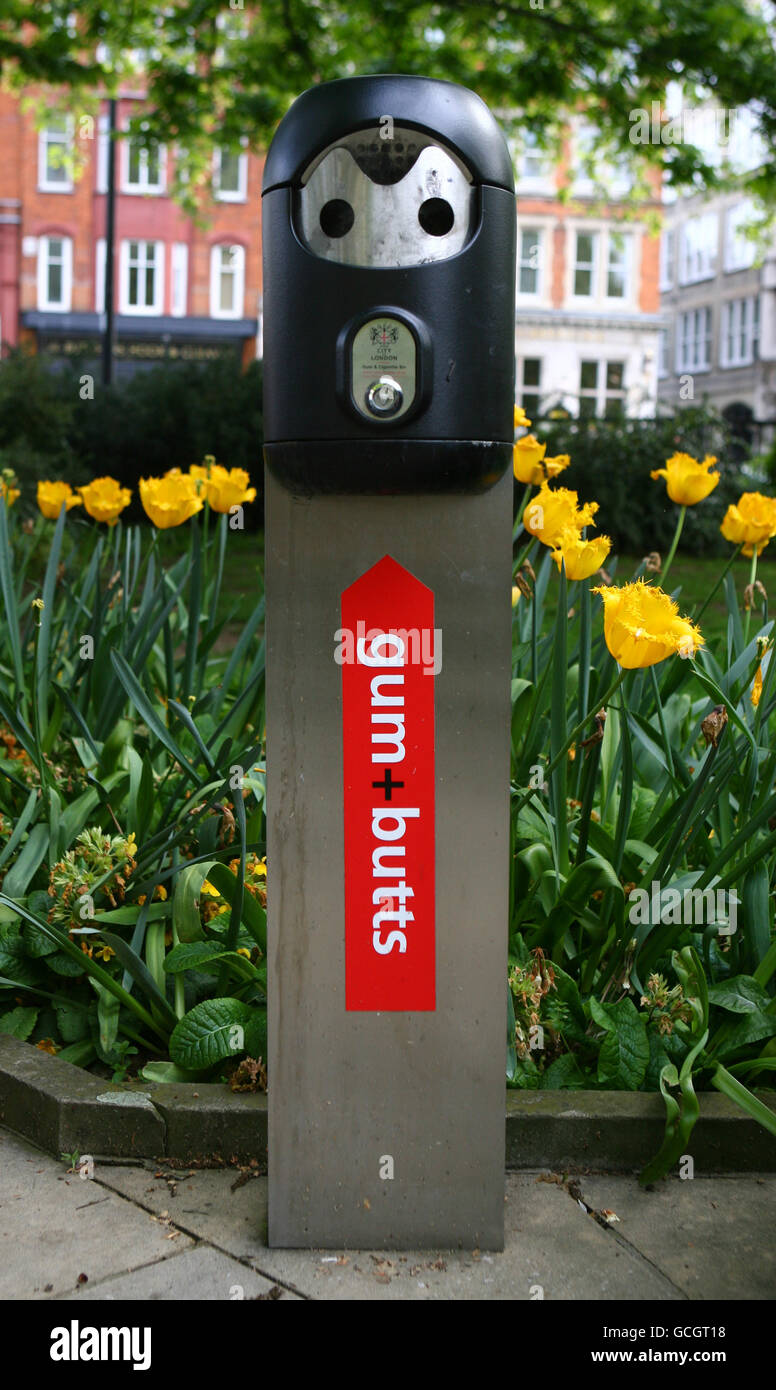 Un bac à litière pour la gomme à mâcher et les mégots de cigarettes à proximité de Smithfields dans le centre de Londres. Banque D'Images