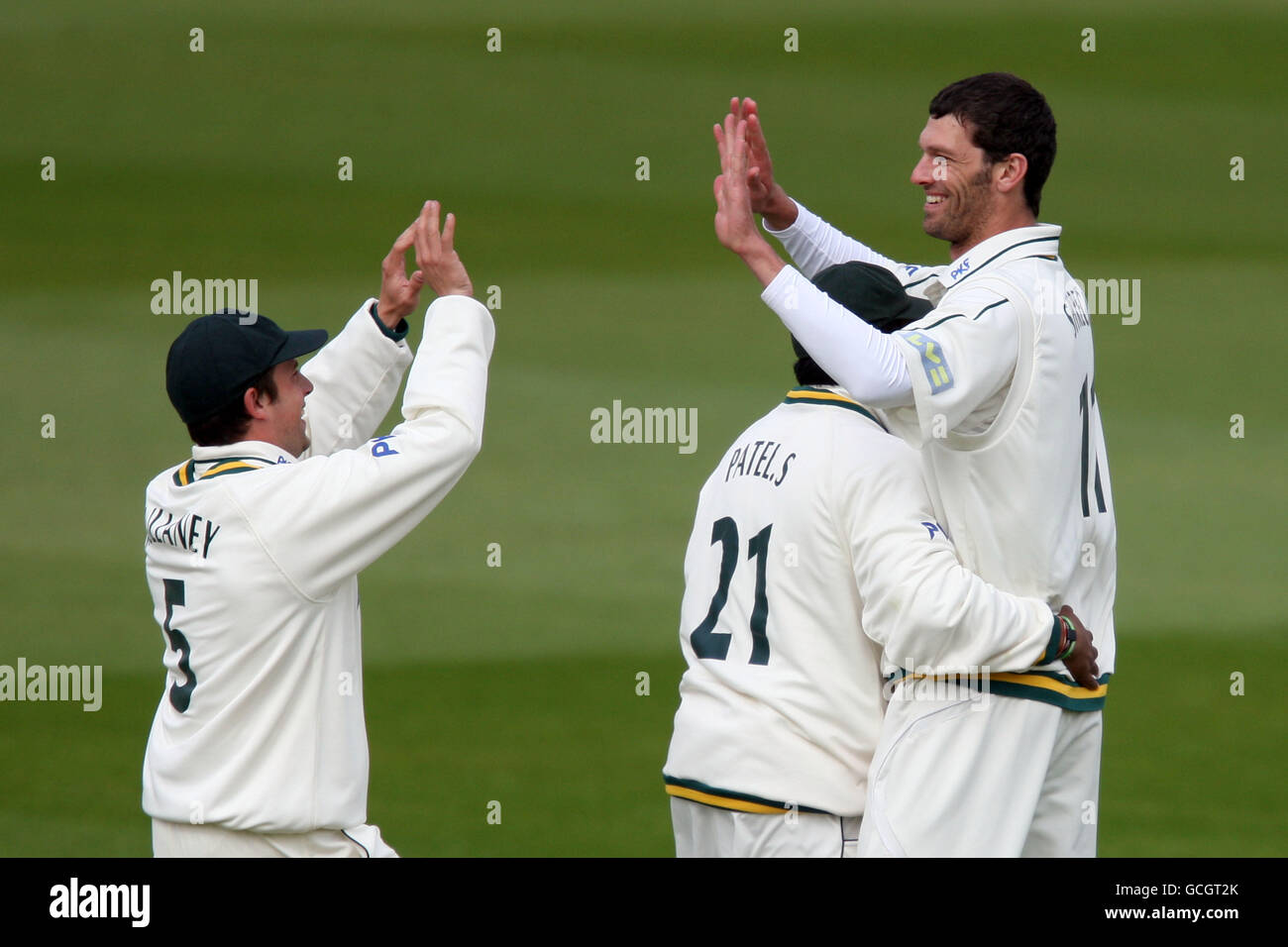 Charlie Shreck (à droite), du Nottinghamshire, célèbre le cricket de Will Smith (non illustré) de Durham avec ses coéquipiers Patel (au centre) et Steven Mullaney (à gauche). Banque D'Images