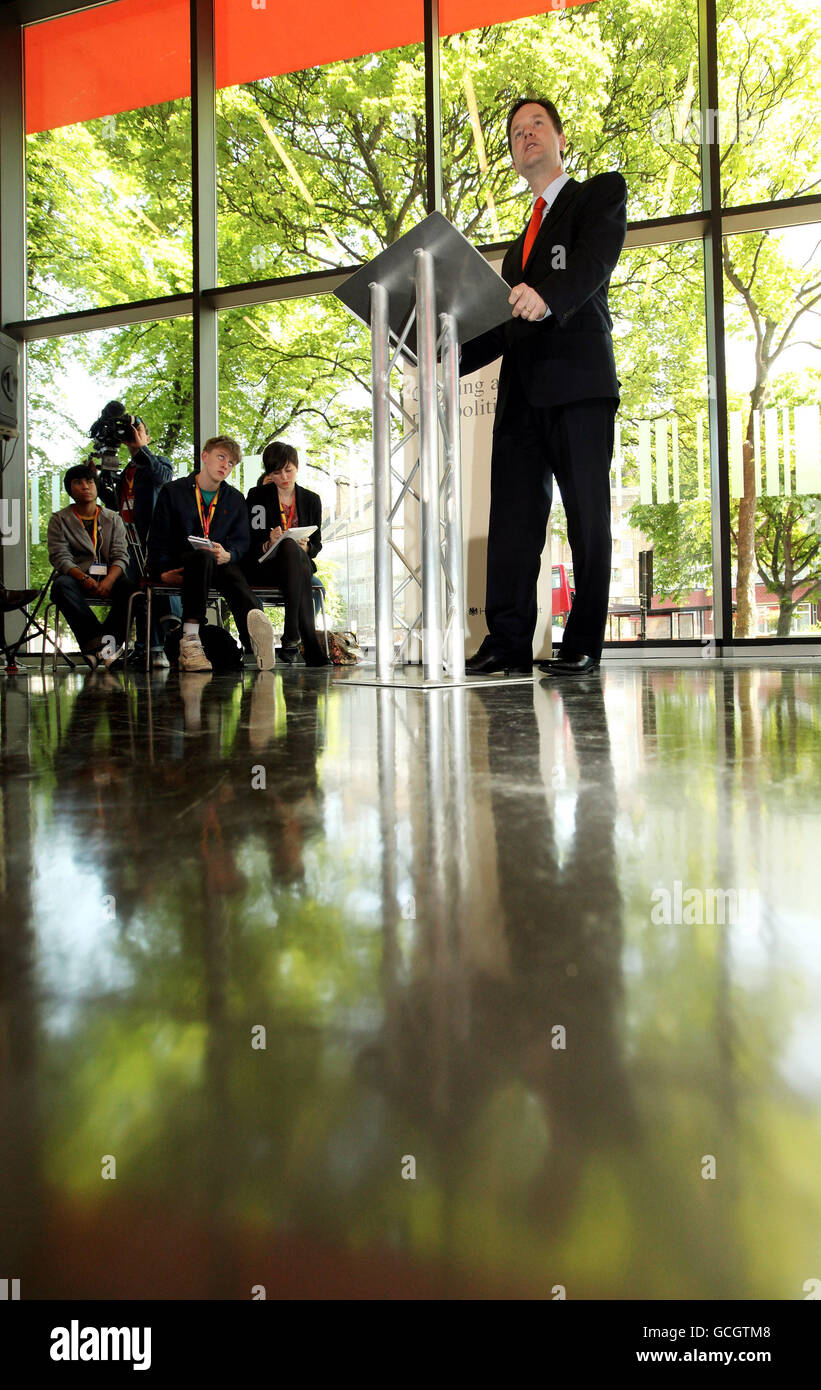 Le vice-premier ministre Nick Clegg prononce un discours sur les plans de réforme politique du gouvernement au City and Islington College, dans le nord de Londres. Banque D'Images