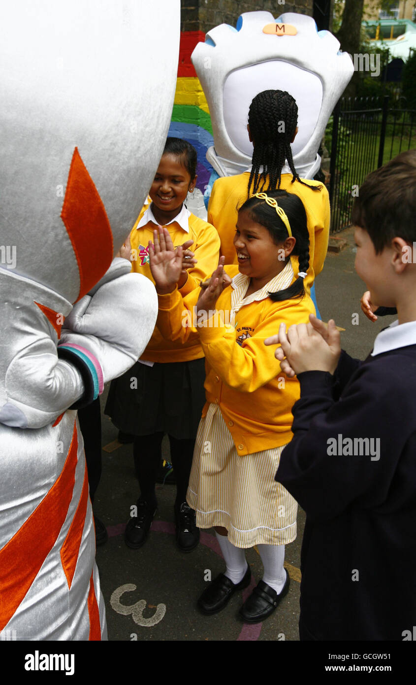 Le lancement des mascottes olympiques et paralympiques de Londres 2012 - Wenlock (à gauche) et Mandeville (à droite) respectivement - avec des écoliers de l'école primaire de l'église St Paul Whitechapel d'Angleterre à Tower Hamlets, à l'est de Londres. Banque D'Images