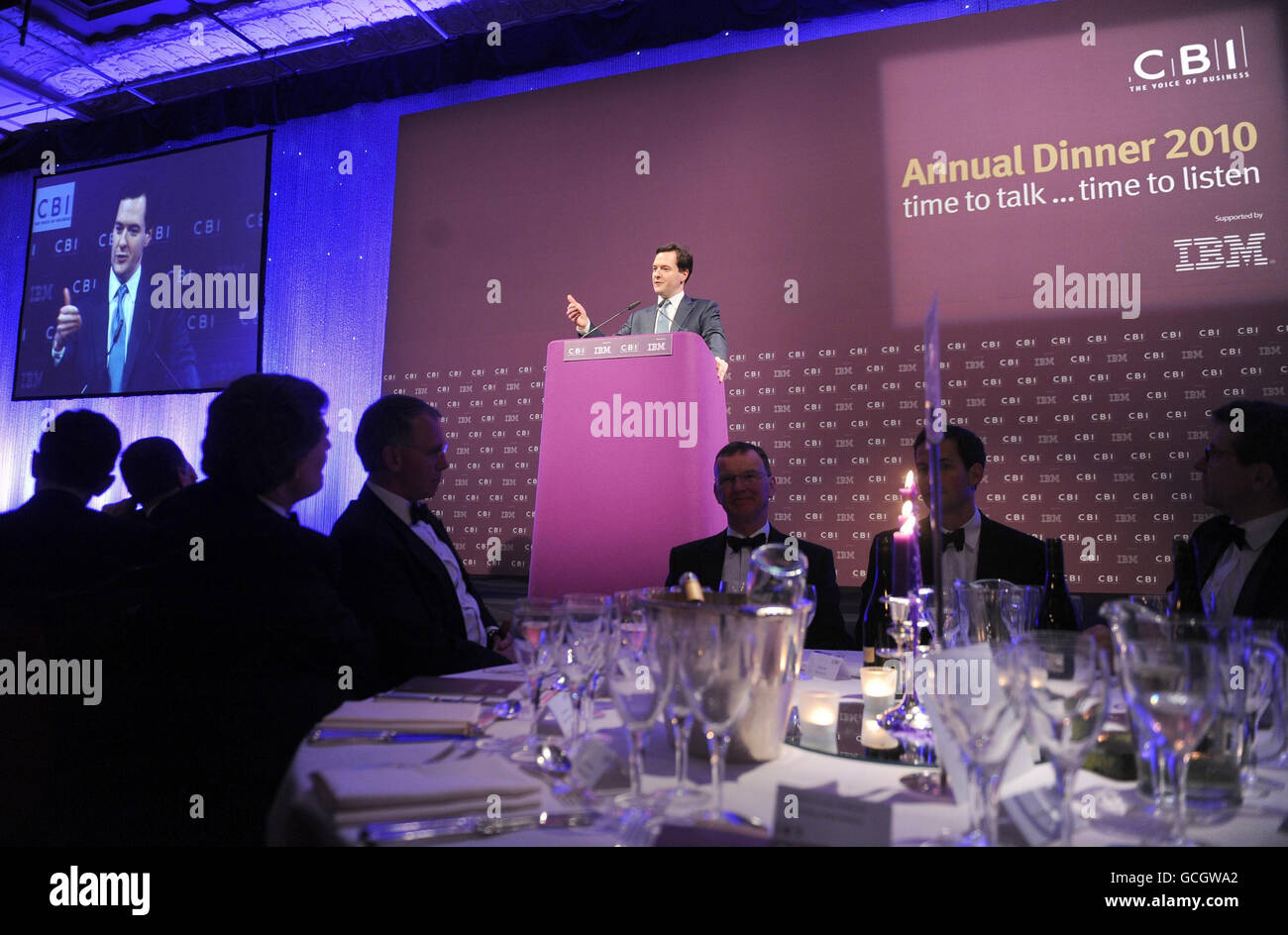 Le chancelier George Osborne prononce un discours lors du dîner annuel de la CBI à l’hôtel Grosvenor House de Londres. Banque D'Images