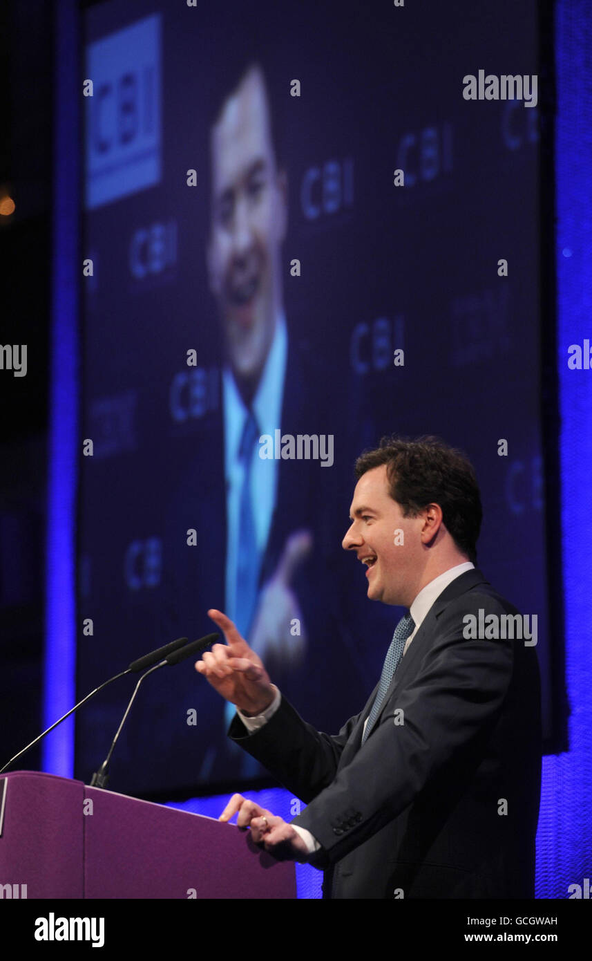 Le chancelier George Osborne prononce un discours lors du dîner annuel de la CBI à l’hôtel Grosvenor House de Londres. Banque D'Images