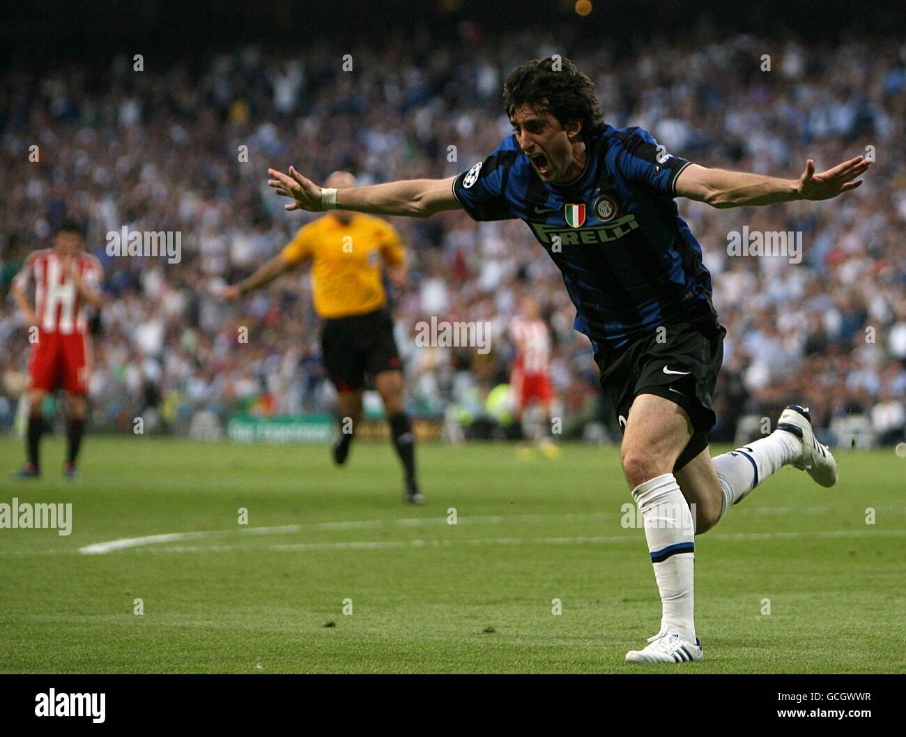 Football - Ligue des champions de l'UEFA - finale - Bayern Munich / Inter Milan - Santiago Bernabeu.Alberto Diego Milito, d'Inter Milan, célèbre le premier but de la partie qui a été marquant de ses côtés Banque D'Images