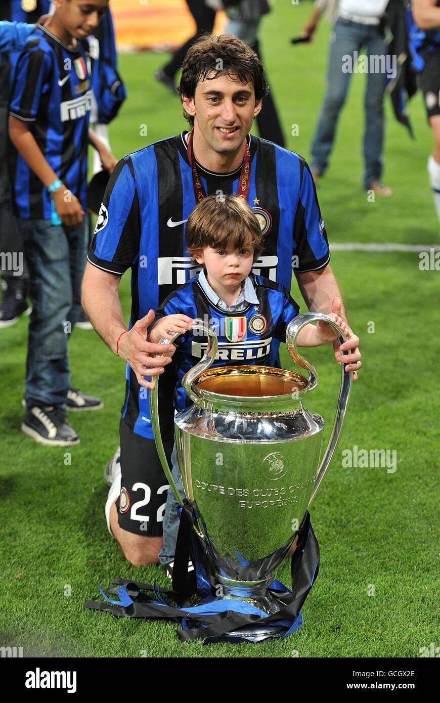 Entre Milan, Diego Miito célèbre avec son fils et le Trophée UEFA Champions League Banque D'Images