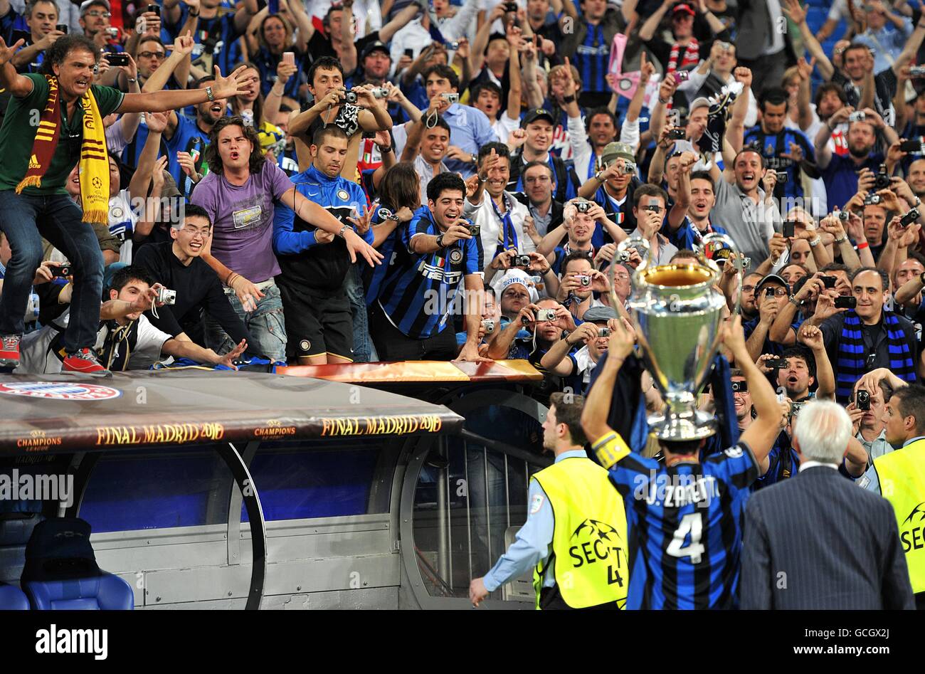Les fans de l'Inter Milan célèbrent dans les tribunes comme Javier Zanetti Détient le trophée de la Ligue des champions de l'UEFA Banque D'Images