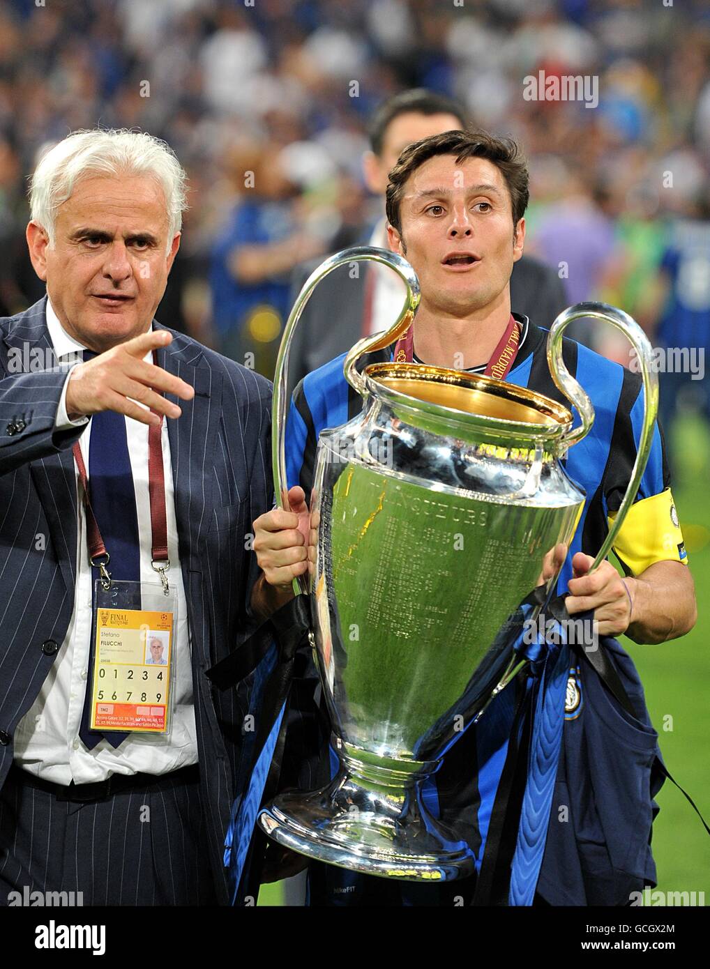 Javier Zanetti, de l'Inter Milan, célèbre avec la Ligue des champions de l'UEFA trophée Banque D'Images