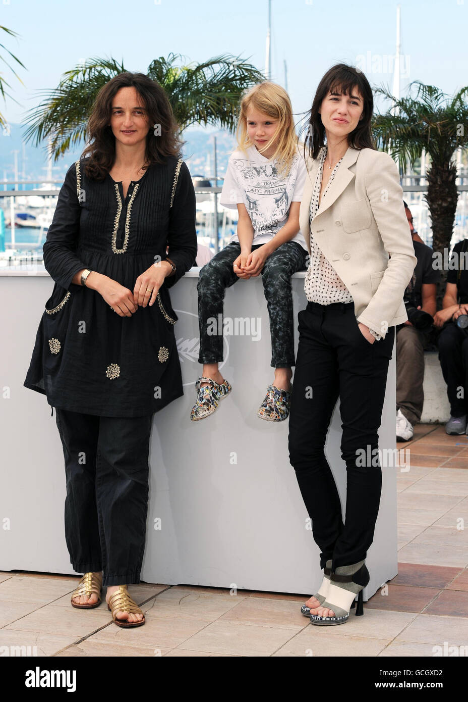 (De gauche à droite) Julie Bertucelli, Morgana Davies et Charlotte Gainsbourg lors d'une séance photo pour l'arbre, au 63e Festival de Cannes, France. Banque D'Images