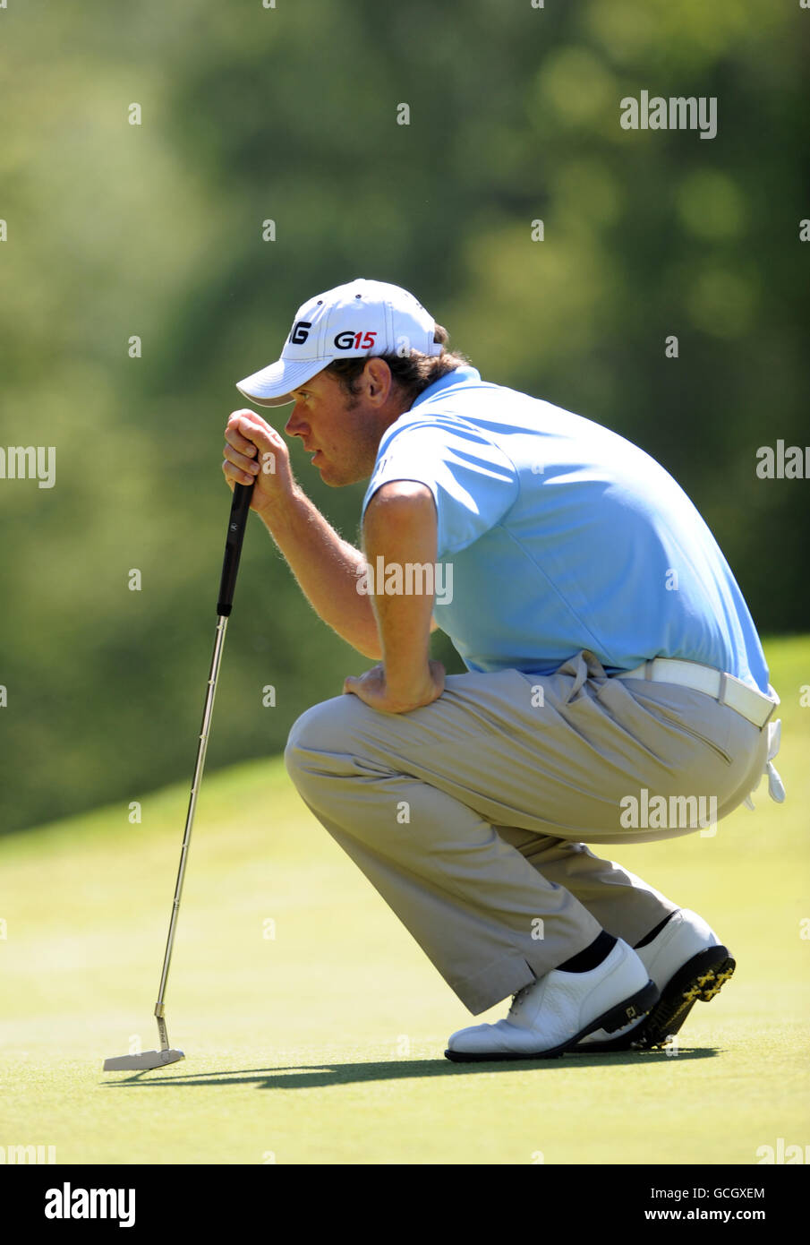 Lee Westwood, un membre de l'équipe d'Angleterre, a créé un putt sur le 6ème green lors du championnat BMW PGA au club de golf Wentworth, Surrey. Banque D'Images