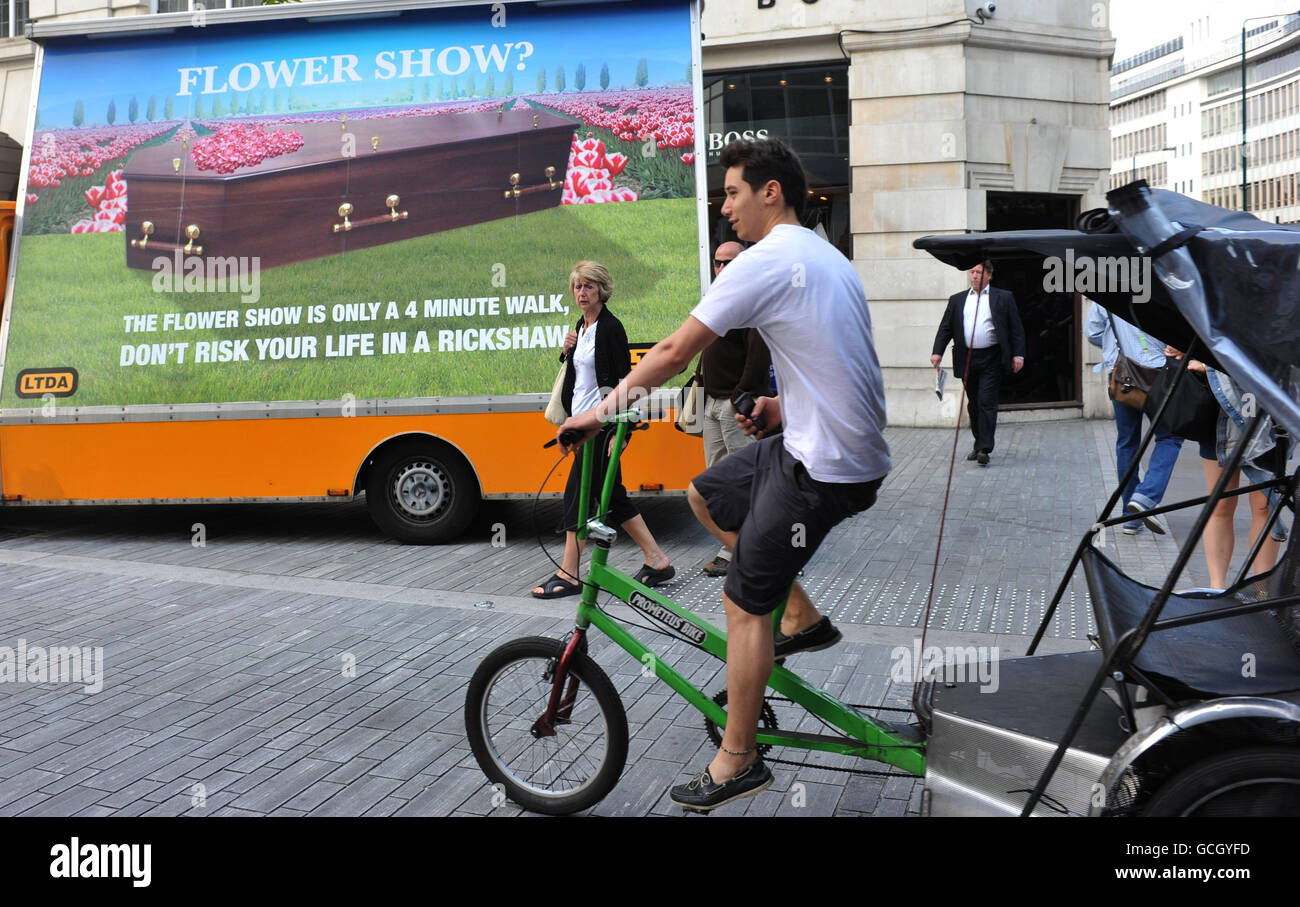 Une manifestation de la London taxi Drivers' Association visant les coureurs de pousse-pousse à vélo devant le RHS Chelsea Flower Show. Banque D'Images