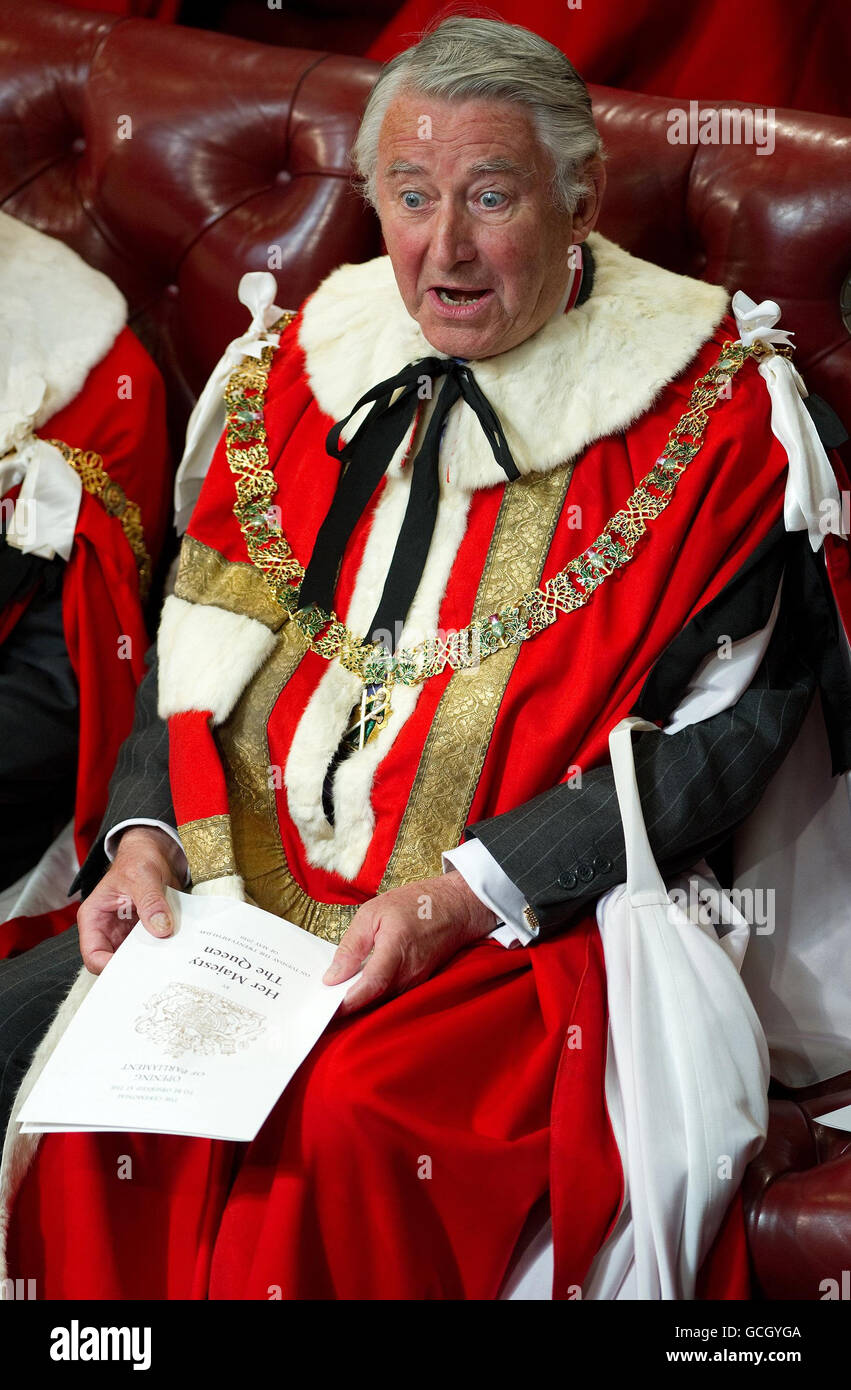 L'ancien chef du Parti libéral démocrate, Lord David Steel, réagit en attendant que la reine Elizabeth II s'adresse à la Chambre des Lords, lors de l'ouverture d'État du Parlement, au Parlement, à Westminster, dans le centre de Londres. Banque D'Images