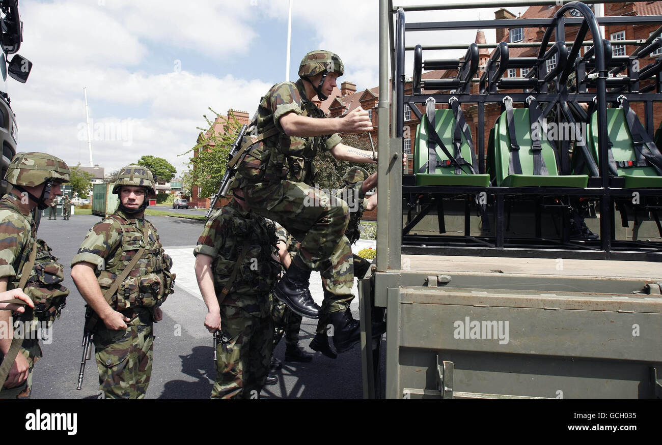 Les soldats du 2e Bataillon d'infanterie testent le nouveau système de protection en cas de retournement (ROPS) des forces de défense transportant des véhicules à la caserne McKee, à Dublin. Banque D'Images