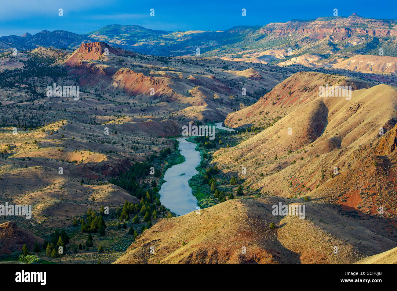 Le John Day Wild and Scenic River, près du cours supérieur de la Strawberry Mountain Range dans l'Oregon. Le fleuve est le plus long cours d'eau libre sans barrages dans l'état et le bassin hydrographique prend en charge l'une des plus grandes populations restantes de saumon quinnat sauvage et truite arc-en-ciel dans le bassin du Columbia. Banque D'Images
